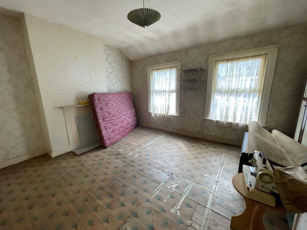 Lot: 5 - TWO-BEDROOM TERRACE HOUSE FOR IMPROVEMENT - bedroom 1